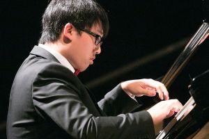 Kaihao Yang podczas koncertu w Sali Filharmonii NFM 19.08.2017. Fot. Andrzej Solnica.